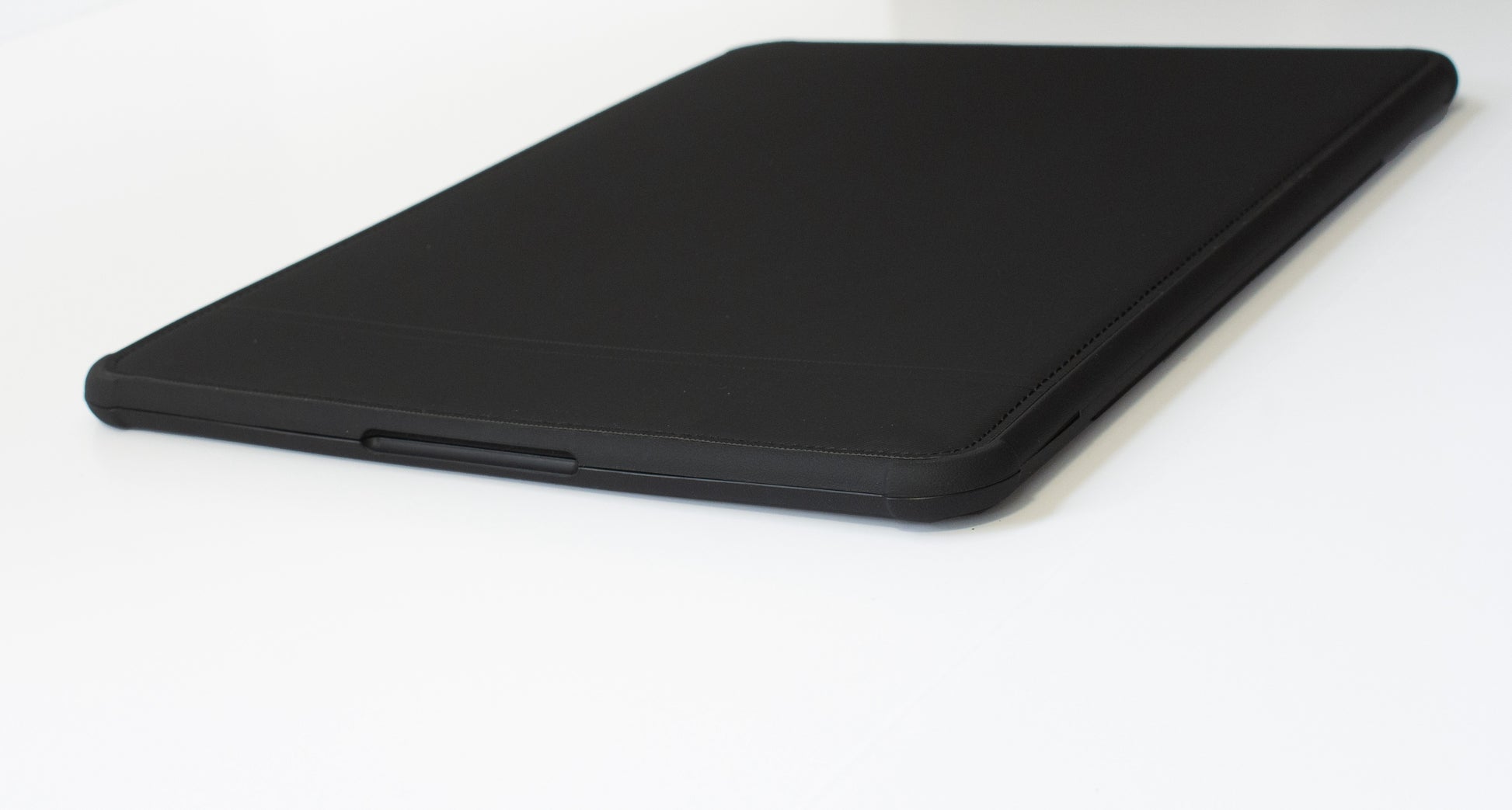 Backside of TILT protective laptop case with built-in stand for MacBook Air M1